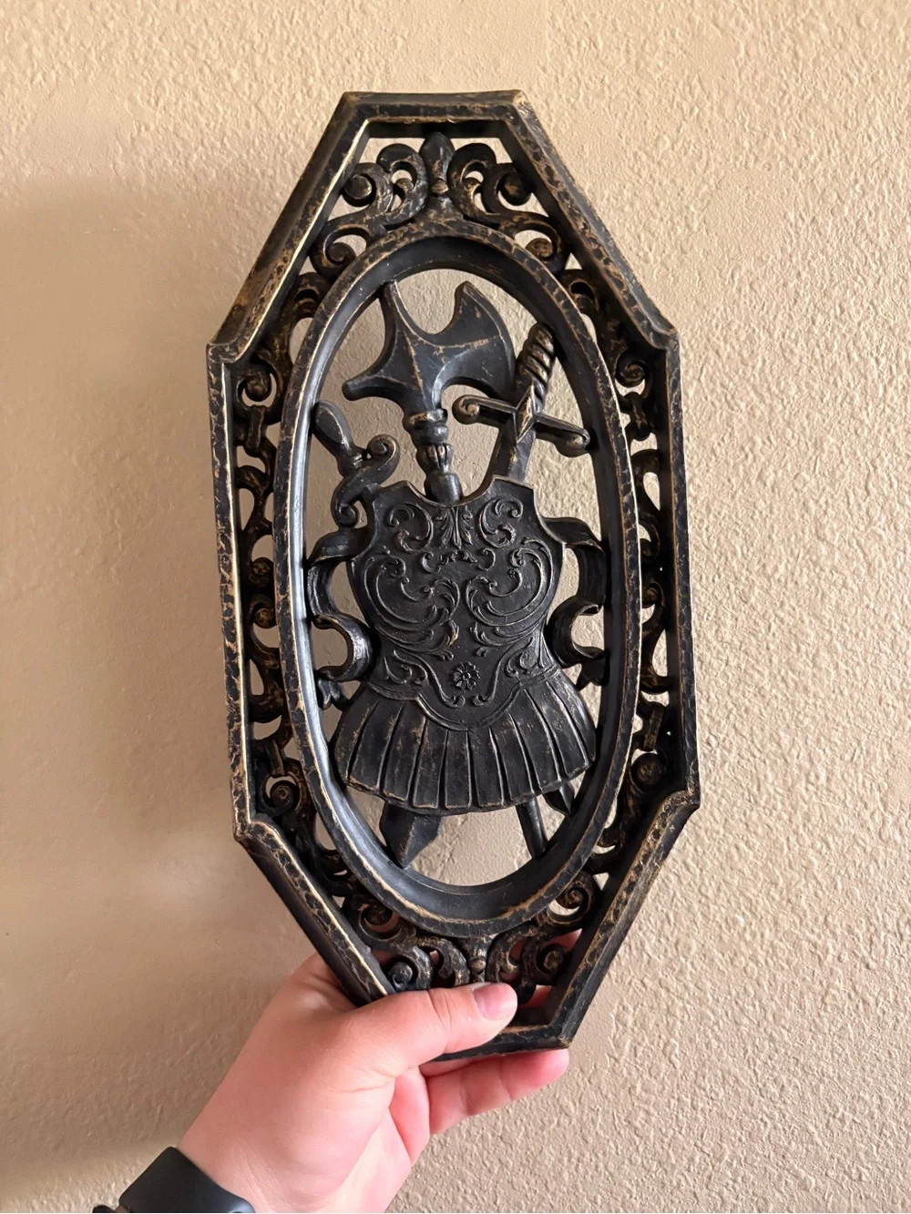 Antique-Style Black & Gold Wall Plaque - Ornamental Quiver Design